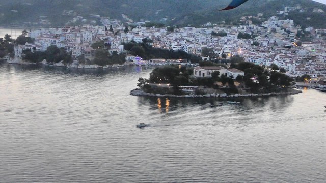 Very Low Landing in Skiathos Airport, Greece. Flight NO4732 Boeing 737-800 NG from MXP to JSI