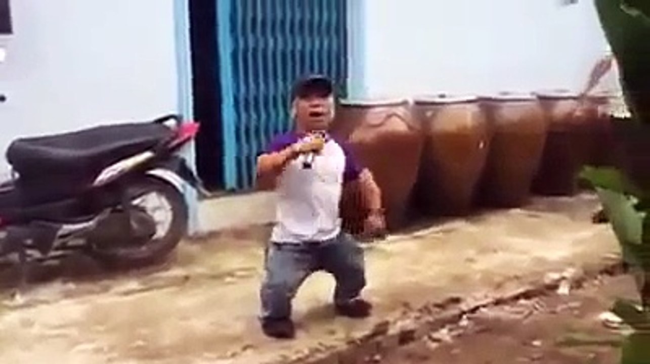 chàng lùn hát hay như ca sĩ [P2]