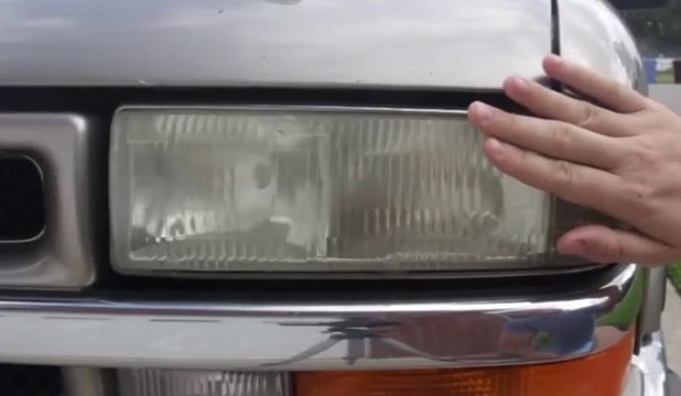 Sinek İlacı Spreyi ile Far Temizleme