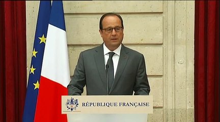 François Hollande décore les héros du Thalys, qui "incarnent le bien de l'humanité"
