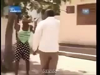 Incredibile ragazza mette ko un uomo