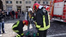 Giornata della sicurezza 2012 - spettacolare simulazione di soccorso dei Vigili del fuoco