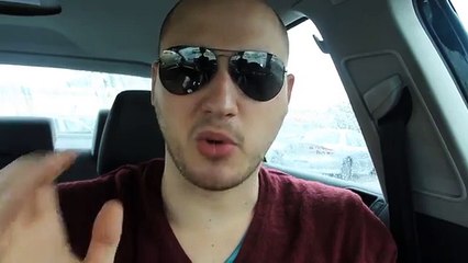 Il verse de l'huile d'olive sur le tableau de bord de sa voiture