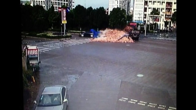 Car narrowly avoids being crushed by bricks