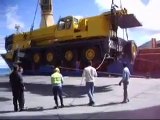 クレーン事故 港で大型クレーン車を吊り上げ、失敗、横転