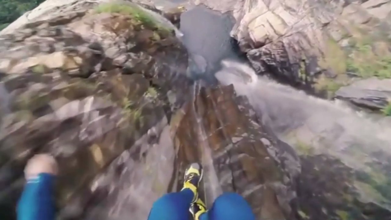 A près de 60m de haut, il bat le record de plongeon