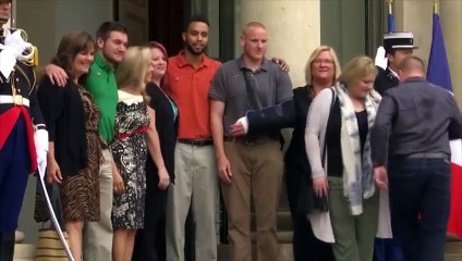 Hollande décerne la Légion d'honneur aux héros du Thalys