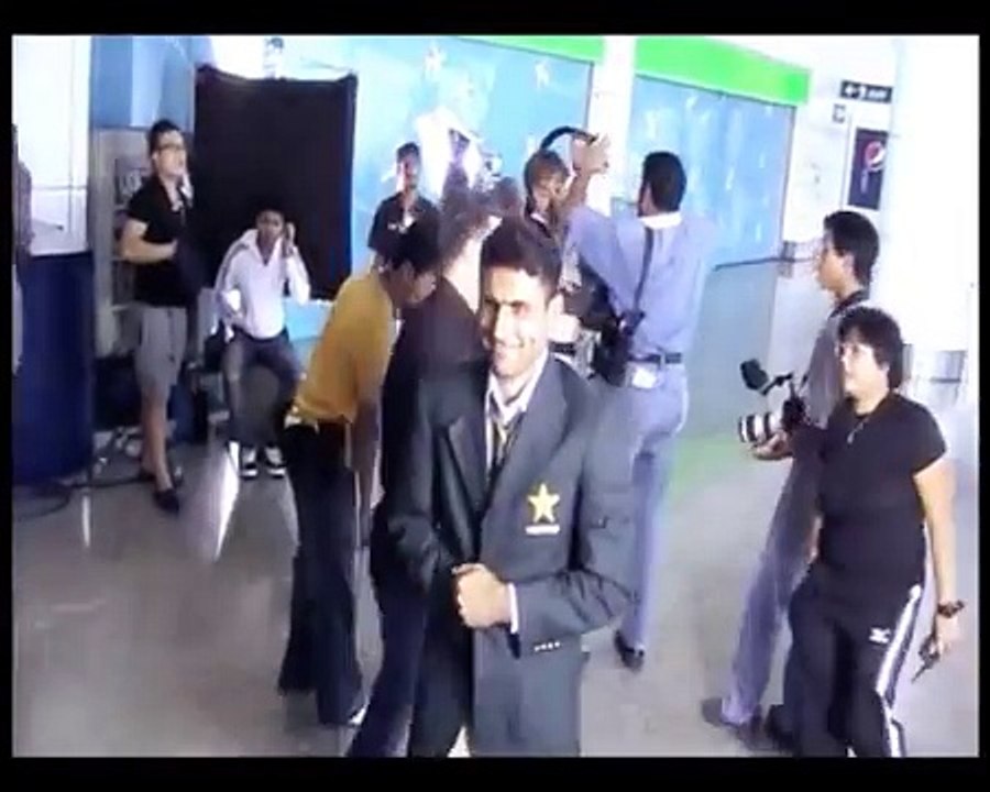 Shahid Afridi, Abdul Razzaq, Younis Khan, Shoaib Akhtar and Umar Gul play at airport