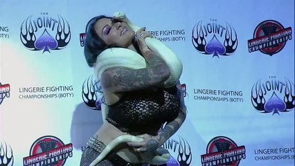 Des combats en MMA en lingerie féminine