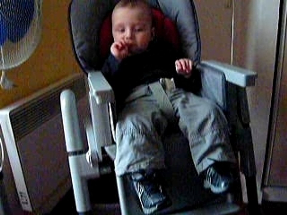 Kyllou rale dans sa chaise