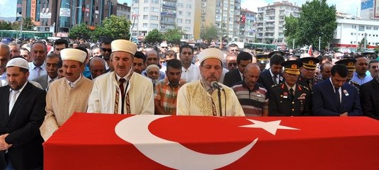 Şehit cenazesinde müftüye tepki: Görevini yap, şov yapma