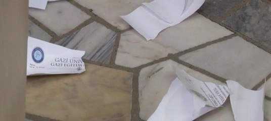 Öğretmen adayları Meclis'te diplomalarını yırttı