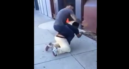 Il utilise une prise de Jiu-jitsu brésilien pour calmer un homme