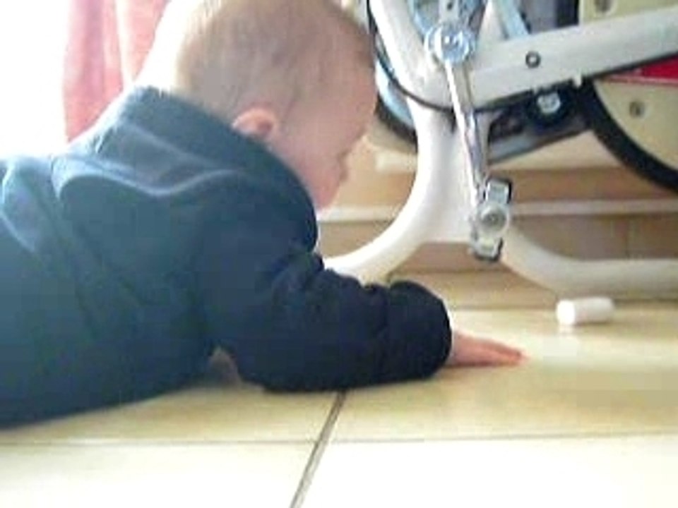 Kyllian a trouvé la pédale du vélo