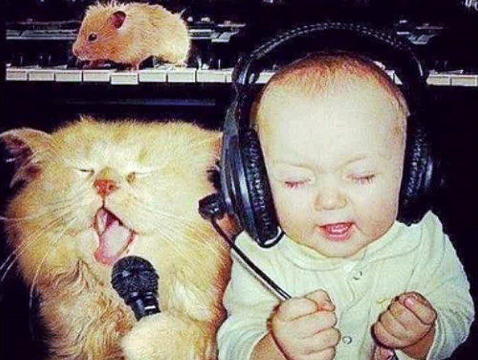 Petit bébé qui découvre qu'il peut faire son avec ses mains