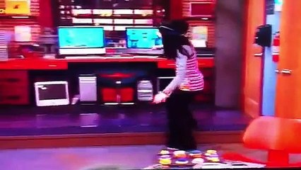 Freddie and Carly kissing