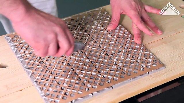 Comment poser de la mosaïque à la colle époxy sur un receveur prêt à carreler ? Leroy Merlin