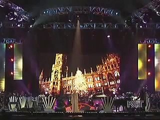 Faith Hill sings Joy To The World