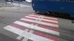 Slovaquie: Un homme se déplace avec une palette en bois sur les rails de tram