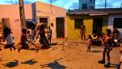 Niños Felices Disfrutando la Vida al Máximo  =' )