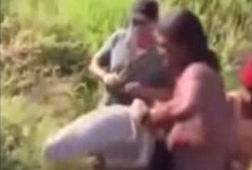 Agressé par le poisson géant qu’il a pêché, il s’évanouit !