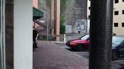 Ce skater se fait percuter par une voiture