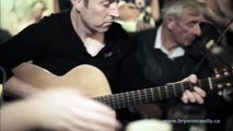 Música tradicional irlandesa en el bar de Brogan (Ennis, Co. Clare, Irlanda)