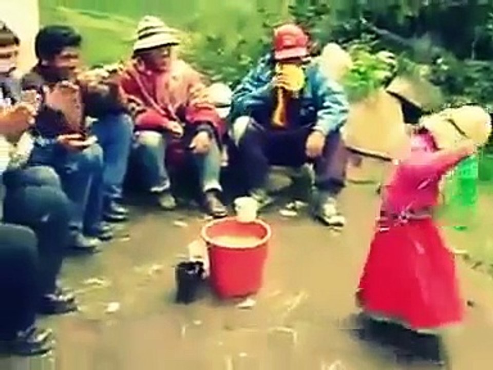 niña bailando tradicional carnaval de Apurímac que bonito