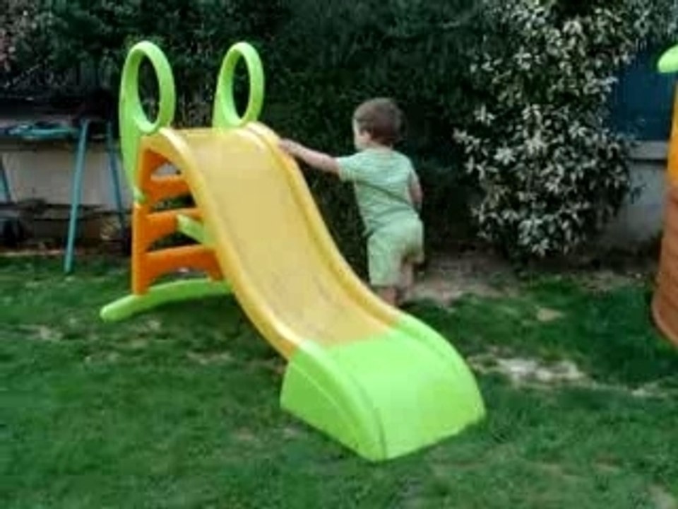 Baptiste fait du toboggan