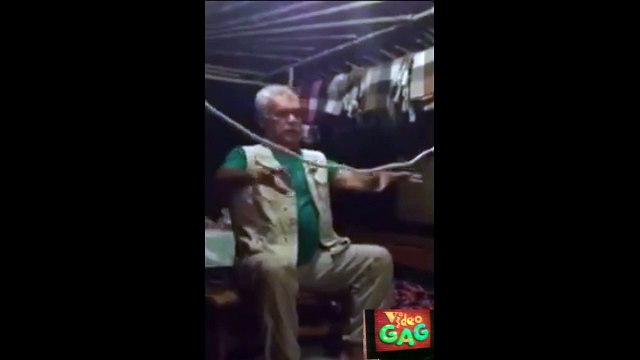 Russie un homme fait un tour de magie avec ses mains attachées avec une corde.