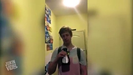 Mira cómo este joven se toma una botella de sirope de una sola sentada