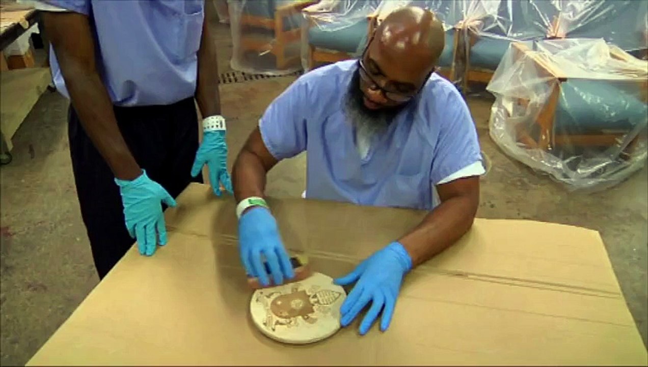 Des prisonniers américains fabriquent une chaise pour le Pape François