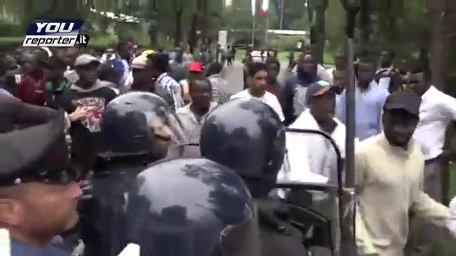 Milano - cariche forze ordine in centro profughi Croce Rossa