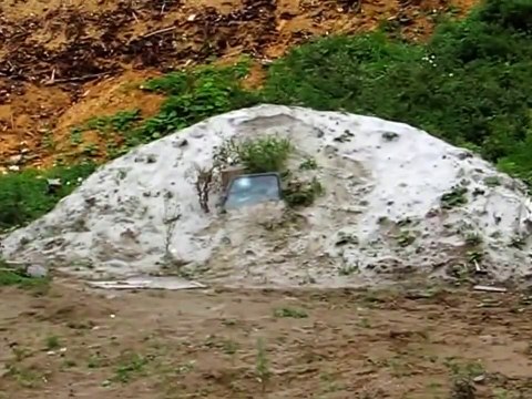 Выстрелы из пистолета Макарова пробили бронированное стекло (shots struck the armored glass)