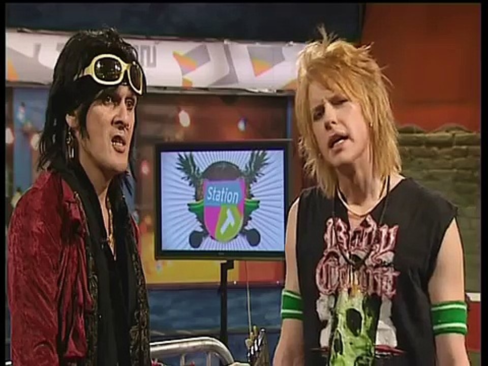 Andy McCoy - guide to smashing a guitar