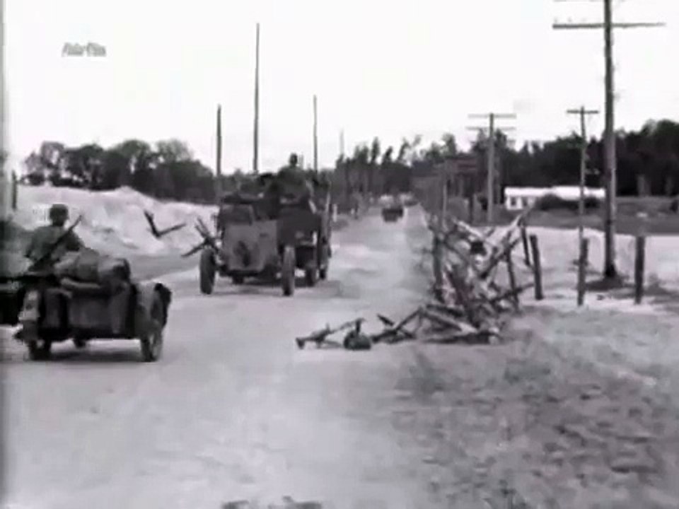 Киев, Украина. Фашисты торжественно входят, горожане радостно приветствуют. 1941, кинохроника