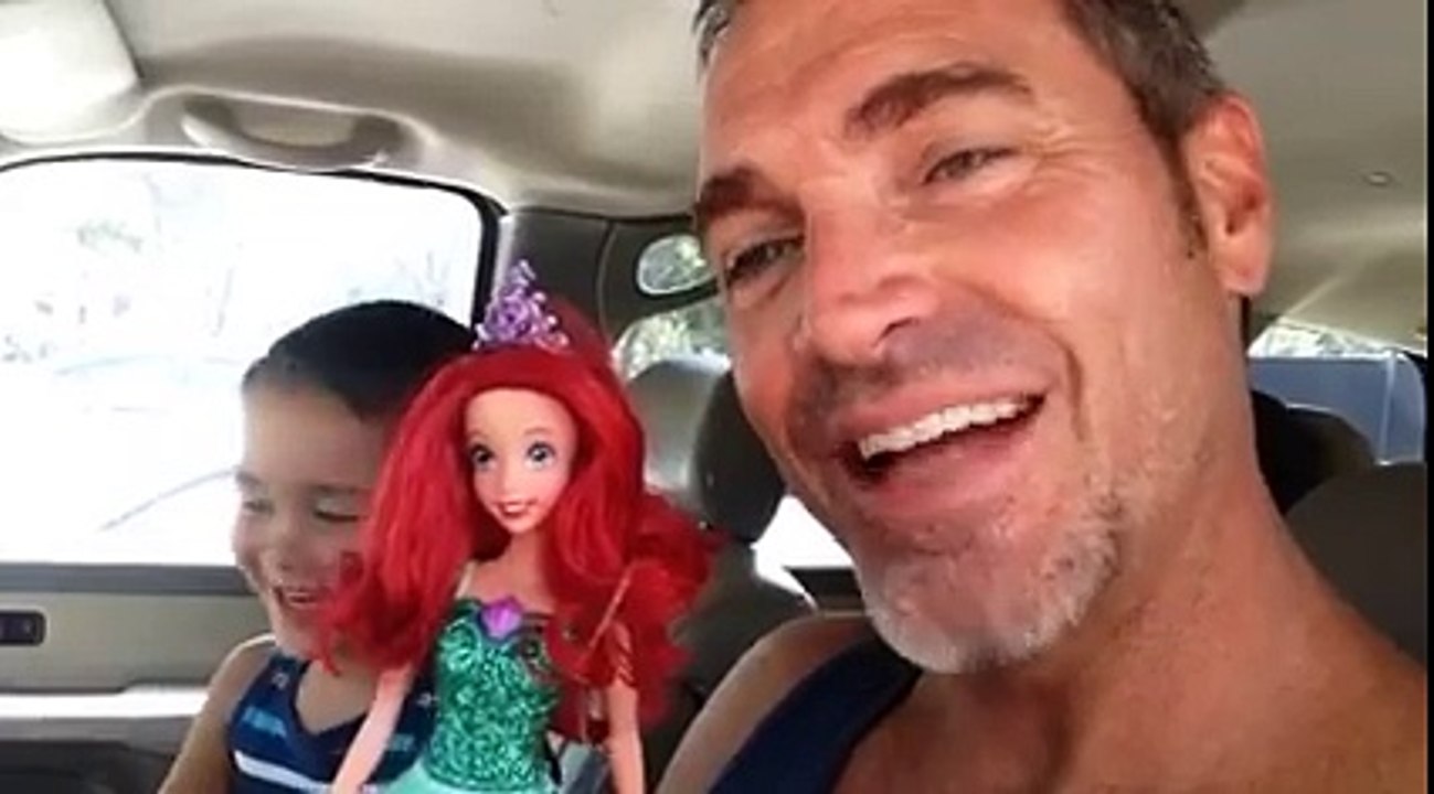 Pai tem reação incrível quando filho pede uma boneca de presente