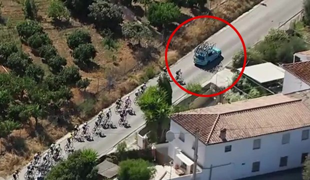Vincenzo Nibali s'accroche à une voiture (Tour d'Espagne 2015)