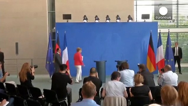 Merkel ve Hollande'dan ırkçı gösterilere kınama