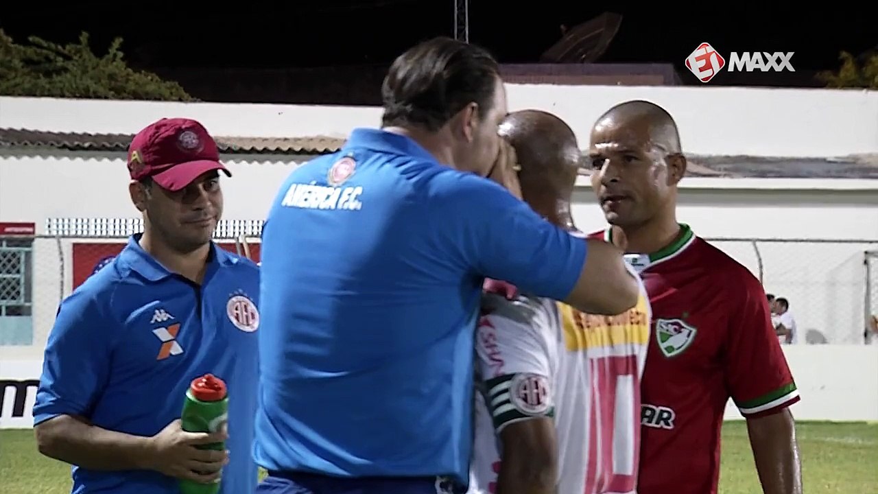 Roberto Fernandes passa instrução para Cascata e Tamandaré fica ouvindo