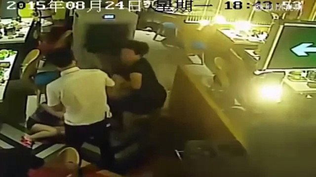 Un serveur fou renverse de l'eau bouillante sur une cliente avant de la frapper