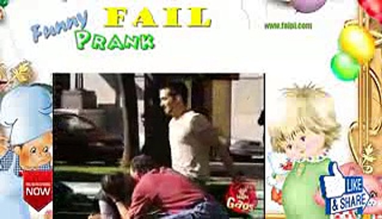 Funny Third Wheel In Park c0c0wOpfHDU