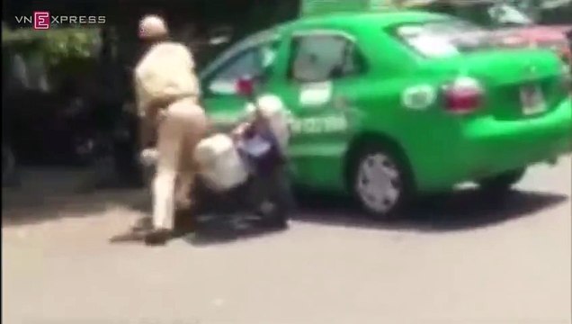 Cảnh sát giao thông truy đuổi taxi vi phạm trên phố