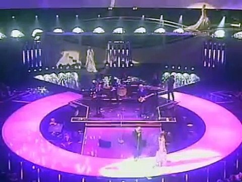 Robbie Williams - Feel (Live @ Fashion Rocks 151003)