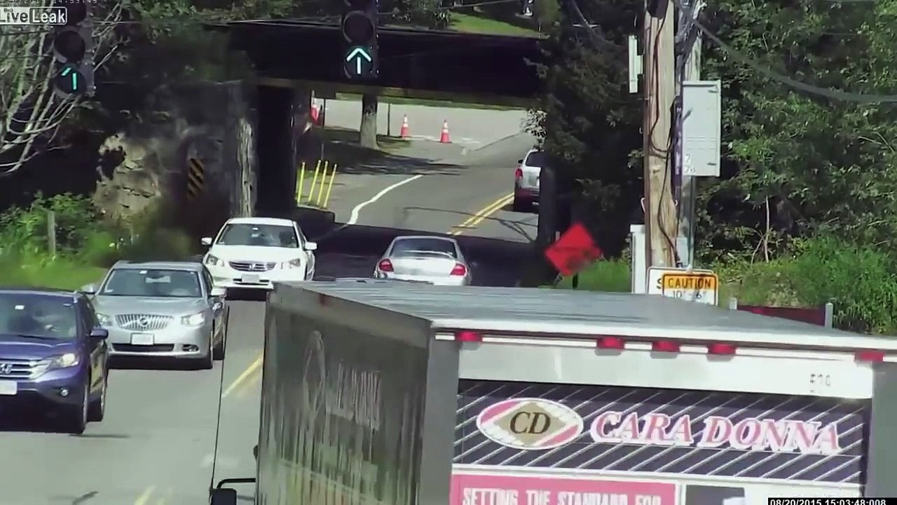 Un camion trop haut tente de passer sous un pont trop bas... Enorme crash