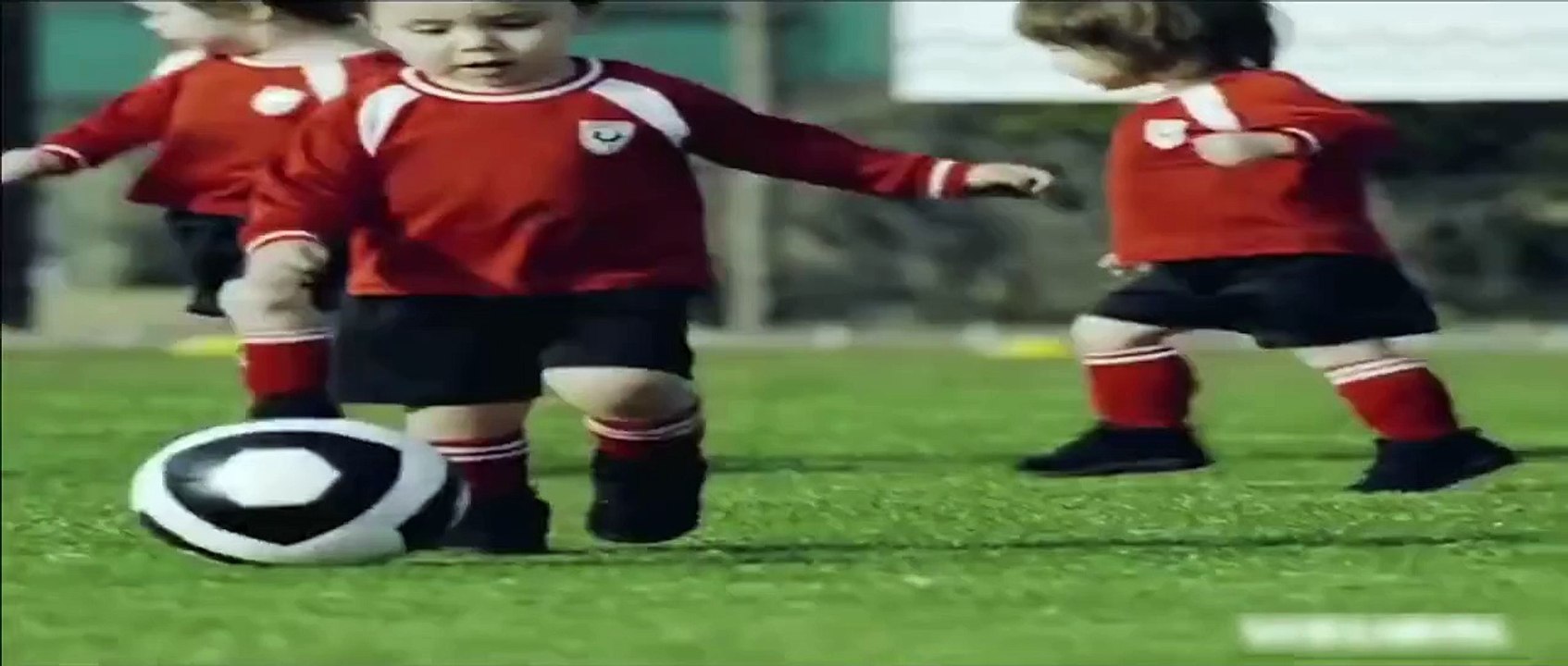 ابن كريستيانو يراوغ ابن نيمار وابن ميسي بمهارات والده كريستيانو رونالدو