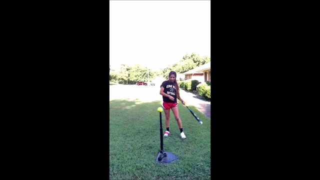 Cette fille nous montre ce qu'elle sait faire avec une batte de Baseball
