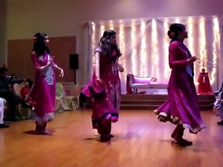 Cute Pakistani Girls Dancing on Mehndi