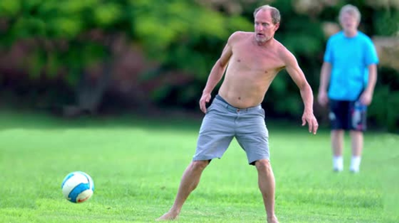 Woody Harrelson spielt Fußball