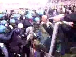 Polizia italiana picchia una donna